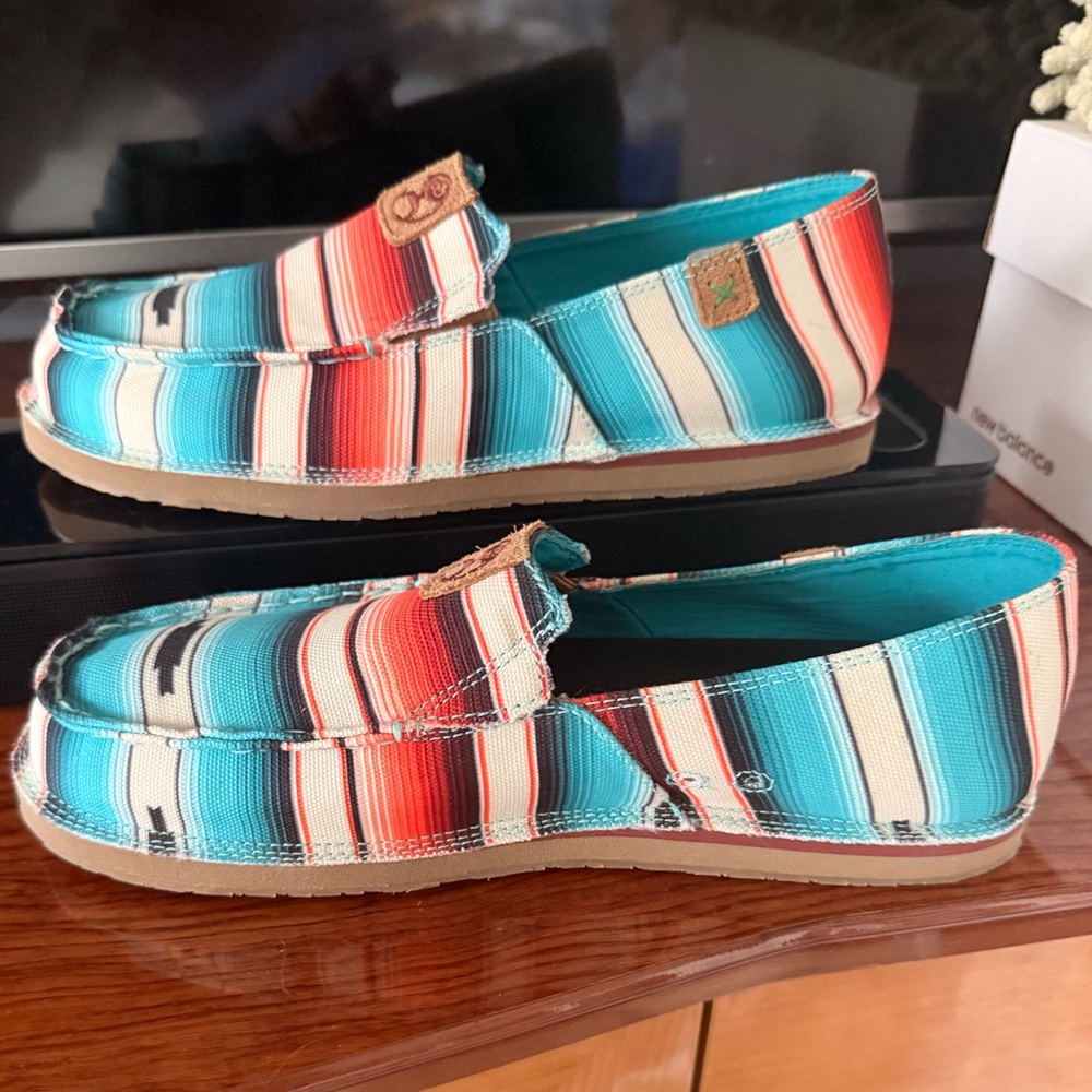 Twisted X Women's Slip-On in "Sunset Serape" part of the Hooey® collection sz 9